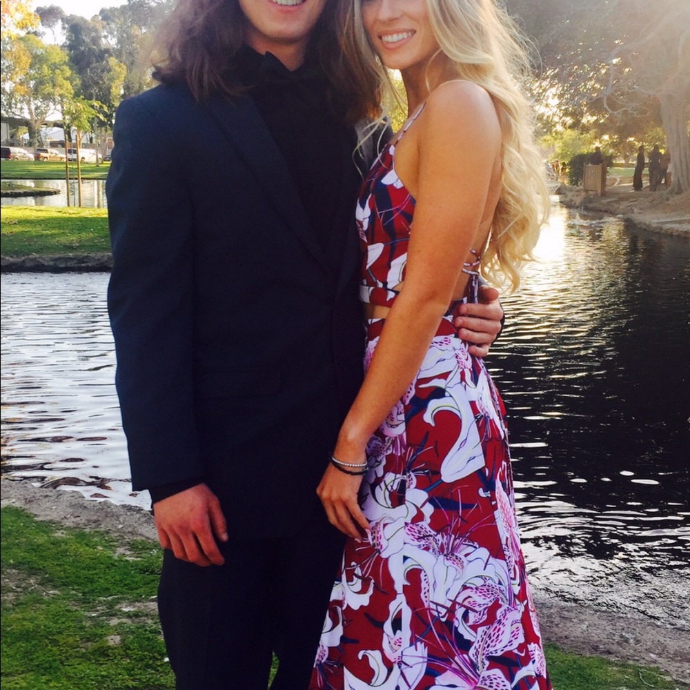 Amazing Fame & Partners 2 piece formal dress